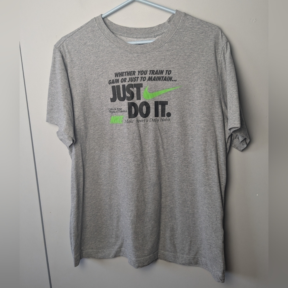 NIKE Men Casual Tee Shirt Gray Color Active And Relax Shirt